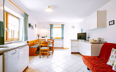 Stabler 607.3: Cornice, Mobilia, Cabinetry, Proprietà, Cassetto, Arancia, Pianta Della Casa, Controsoffitto, Legna, Soggiorno
