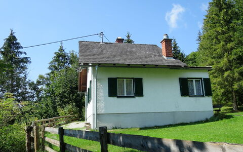 Landhaus Grüne Oase: Cielo, Pianta, Costruzione, Finestra, Proprietà, Albero, Casa, Recinzione, Lotto, Nube