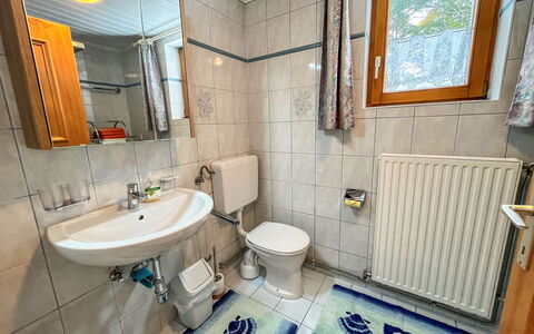 Landhaus Grüne Oase: Specchio, Rubinetto, Idraulico Fixture, Lavello, Proprietà, Lavandino Del Bagno, Viola, Finestra, Bagno, Interior Design
