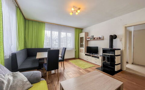 Landhaus Grüne Oase: Cornice, Mobilia, Tavolo, Divano, Pianta, Legna, Tenda, Interior Design, Soggiorno, Giallo