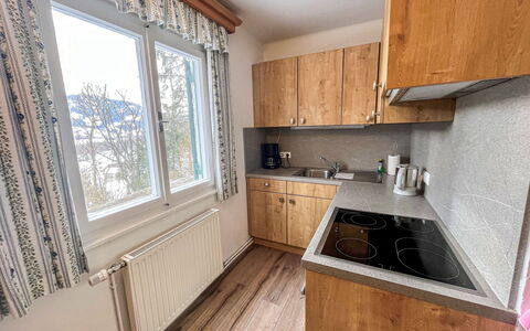 Landhaus Grüne Oase: Cabinetry, Controsoffitto, Legna, Costruzione, Finestra, Cucina Stufa, Lavandino Della Cucina, Interior Design, Cucina, Pavimentazione