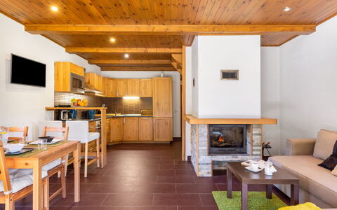 Bila Retreat with Pool: Mobilia, Cabinetry, Tavolo, Controsoffitto, Legna, Arancia, Architettura, Interior Design, Cucina, Pavimentazione