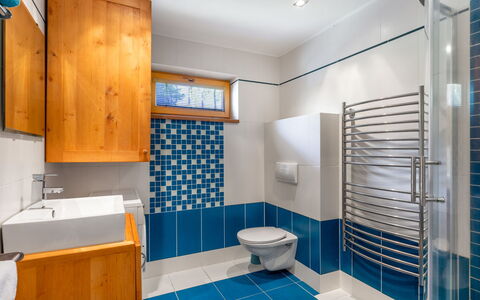 Bila Retreat with Pool: Proprietà, Idraulico Fixture, Rubinetto, Lavello, Cabinetry, Azzurro, Costruzione, Bagno, Viola