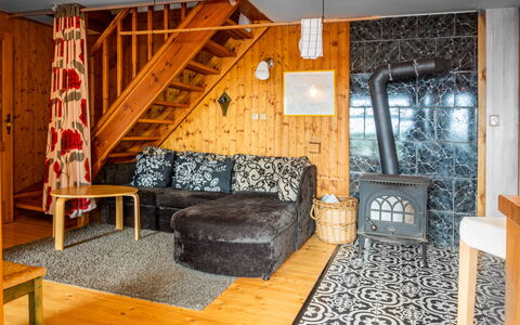 Pondside Retreat & Canoe: Proprietà, Mobilia, Legna, Divano, Costruzione, Interior Design, Pavimento, Soggiorno, Pavimentazione, Casa