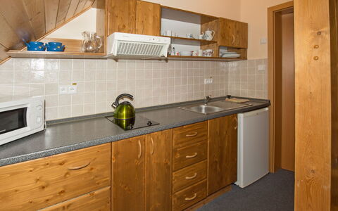Ostružná: Controsoffitto, Cabinetry, Proprietà, Costruzione, Lavandino Della Cucina, Mobilia, Rubinetto, Lavello, Cucina, Legna