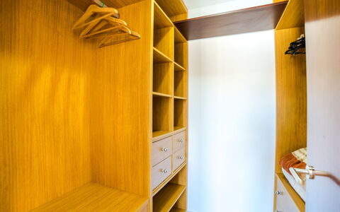 Les Savines: Camera, Giallo, Proprietà, Parete, Mobilia, Soffitto, Casa, Interior Design, Architettura, Costruzione