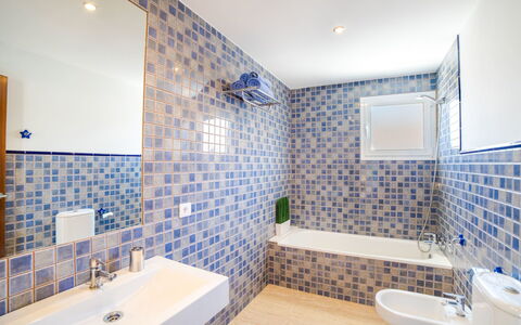 Les Savines: Bagno, Proprietà, Piastrella, Camera, Immobiliare, Interior Design, Costruzione, Parete, Architettura, Casa