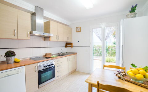 Les Savines: Camera, Proprietà, Cucina, Mobilia, Giallo, Interior Design, Cabinetry, Controsoffitto, Costruzione, Casa