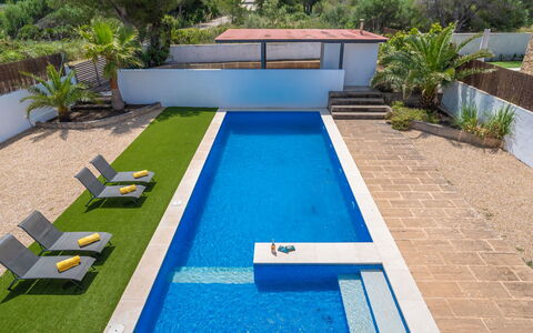 Villa Mut: Pianta, Acqua, Proprietà, Costruzione, Azzurro, Piscina, Erba, Corpo D'Acqua, Urban Design, Tempo Libero