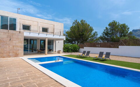 Villa Mut: Cielo, Pianta, Acqua, Costruzione, Finestra, Nube, Azzurro, Piscina, Shade, Albero