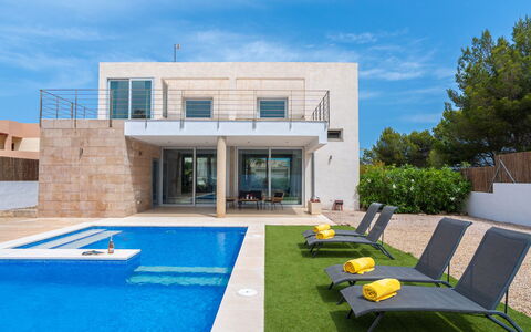 Villa Mut: Cielo, Mobilia, Costruzione, Nube, Pianta, Finestra, Azzurro, Blu, Shade, Mobili Da Esterno