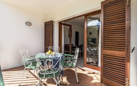 Sa Riera 603: Mobilia, Costruzione, Tavolo, Legna, Sedia, Porta, Interior Design, Soggiorno, Shade, Finestra