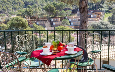 Sa Riera 603: Tavolo, Mobilia, Costruzione, Pianta, Sedia, Vaso Di Fiori, Tavola, Albero, Interior Design, Mobili Da Esterno