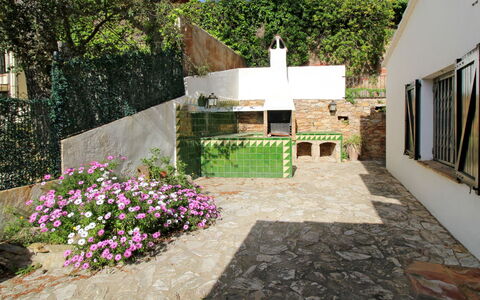 Catalonia: Pianta, Fiore, Costruzione, Albero, Erba, Paesaggio, Cielo, Arbusto, Groundcover, Finestra