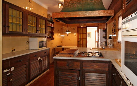 Catalonia: Controsoffitto, Cabinetry, Proprietà, Mobilia, Cassetto, Legna, Cucina, Interior Design, Architettura, Pavimento