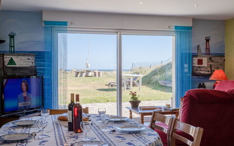 Chez Lilo: Tavolo, Proprietà, Mobilia, Costruzione, Finestra, Blu, Tessile, Sedia, Soggiorno, Interior Design