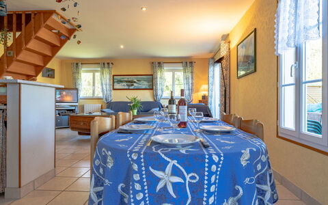 Chez Laurette: Tavolo, Mobilia, Proprietà, Finestra, Azzurro, Sedia, Interior Design, Architettura, Decorazione, Tovaglia