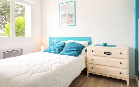 Les Mielles: Proprietà, Mobilia, Blu, Comfort, Finestra, Azzurro, Legna, Rettangolo, Interior Design, Architettura