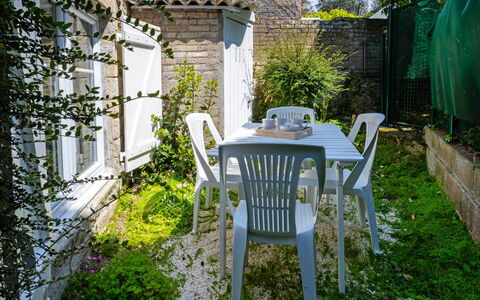 Les Portes Cartier: Verde, Proprietà, Giardino, Cortile, Casa, Albero, Mobilia, Sedia, Costruzione, Backyard