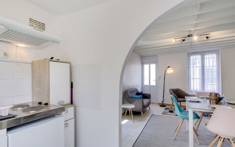 Les Portes Cartier: Mobilia, Costruzione, Cabinetry, Finestra, Tavolo, Sedia, Legna, Cucina Stufa, Controsoffitto, Interior Design