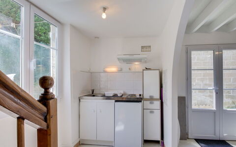 Les Portes Cartier: Proprietà, Cabinetry, Costruzione, Finestra, Legna, Interior Design, Pavimentazione, Pavimento, Latifoglie
