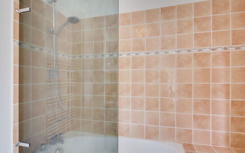 Les Portes Cartier: Vasca Da Bagno, Idraulico Fixture, Soffione Doccia, Rubinetto, Bagno, Interior Design, Illuminazione, Architettura, Legna