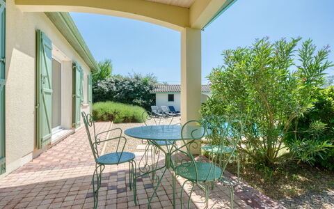 Les Lavandiers: Pianta, Cielo, Mobilia, Sedia, Finestra, Azzurro, Costruzione, Shade, Tavolo, Mobili Da Esterno