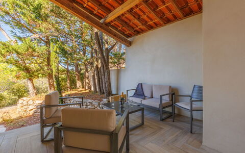 Les Garrigues D'Ozilhan: Mobilia, Pianta, Legna, Sedia, Shade, Interior Design, Albero, Pavimento, Pavimentazione, Comfort