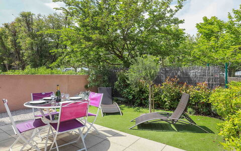 Villa Robinson: Proprietà, Giardino, Cortile, Mobilia, Albero, Prato, Backyard, Erba, Immobiliare, Tavolo