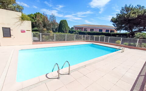 Résidence les Sangliers: Piscina, Zona Residenziale, Ricorrere, Mobili Da Esterno, Estate, Shade, Hacienda, Landscaping, Giardino, Villa