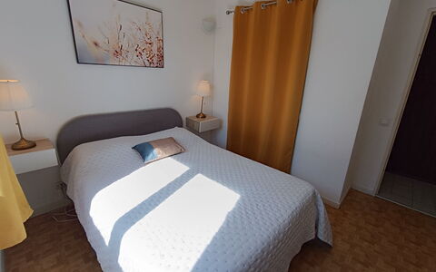 Saint-Raphaël 712: Mobilia, Letto, Camera Da Letto, Interior Design, Parete, Pavimento, Pavimentazione, Legna, Lenzuolo, Camera