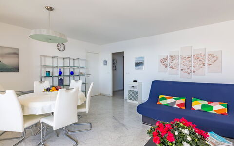 Roquebrune Cap Martin 601: Mobilia, Tavolo, Cornice, Costruzione, Interior Design, Casa, Soggiorno, Porta, Pavimento, Pavimentazione