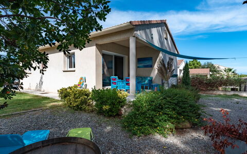 Villa Marie-Jo: Mobilia, Proprietà, Cornice, Azzurro, Legna, Illuminazione, Interior Design, Comfort, Pavimento, Pavimentazione