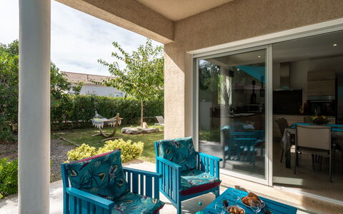 Villa Marie-Jo: Mobilia, Proprietà, Pianta, Sedia, Tavolo, Azzurro, Divano, Interior Design, Cielo, Architettura
