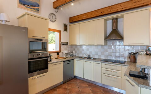 Maison Balbi: Cabinetry, Controsoffitto, Proprietà, Lavello, Lavandino Della Cucina, Cucina Stufa, Elettrodomestico Da Cucina, Cucina, Legna, Rubinetto