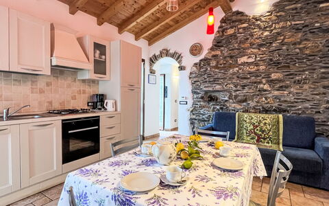 Valloria 602: Interior Design, Mobilia, Cucina & Sala Da Pranzo Tavolo, Sedia, Soffitto, Pianta Della Casa, Ricorrere, Vaso Di Fiori, Sala Da Pranzo, Hotel
