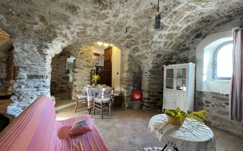 Il Mulino (Vlo207): Proprietà, Mobilia, Tavolo, Costruzione, Interior Design, Sedia, Pavimento, Finestra, Decorazione, Pavimentazione