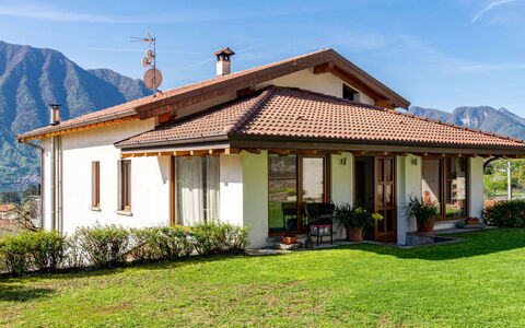 Villa del Sole: Cielo, Pianta, Costruzione, Proprietà, Finestra, Porta, Nube, Casa, Lotto, Erba