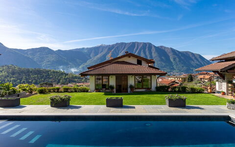 Villa del Sole: Pianta, Cielo, Acqua, Nube, Montagna, Azzurro, Piscina, Shade, Mobili Da Esterno, Paesaggio Naturale