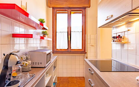 Villa del Sole: Cabinetry, Proprietà, Controsoffitto, Costruzione, Cucina, Elettrodomestico Da Cucina, Interior Design, Arancia, Illuminazione