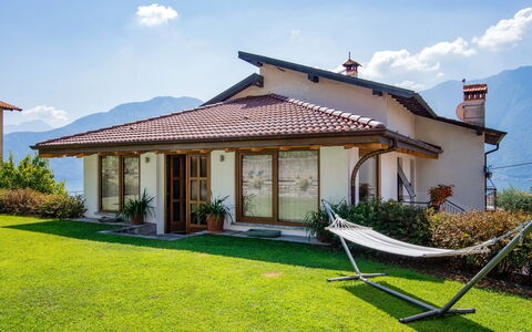 Villa del Sole: Cielo, Nube, Pianta, Costruzione, Proprietà, Finestra, Porta, Casa, Shade, Erba