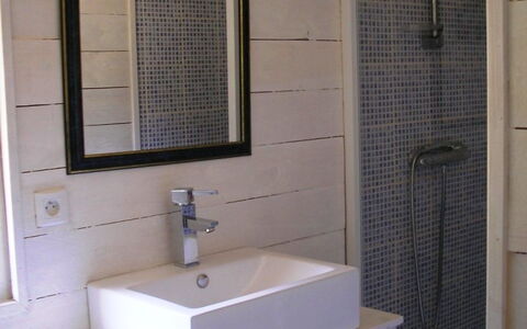 Hollebarde: Bagno, Proprietà, Camera, Piastrella, Parete, Architettura, Bagno Accessorio, Rubinetto, Idraulico Fixture, Immobiliare