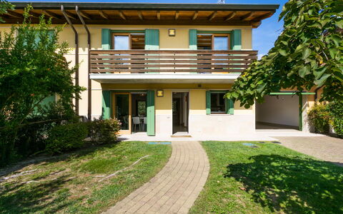 Lignano Riviera 609: Legna, Illuminazione, Interior Design, Pavimentazione, Pavimento, Soggiorno, Immobiliare, Latifoglie, Tavolo, Fascio