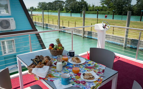 Lignano Riviera 610: Acqua, Mobilia, Tavola, Tavolo, Cielo, Cibo, Sedia, Mobili Da Esterno, Piscina, Albero