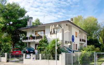 Lignano Sabbiadoro 638: Tavolo, Proprietà, Costruzione, Cielo, Finestra, Legna, Interior Design, Nube, Illuminazione, Mobili Da Esterno
