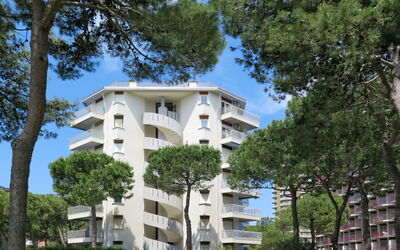 Lignano Sabbiadoro 643: Proprietà, Casa, Zona Residenziale, Costruzione, Architettura, Casa, Immobiliare, Condominio, Appartamento, Albero