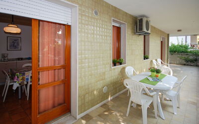 Lignano Sabbiadoro 644: Pianta, Mobilia, Proprietà, Finestra, Costruzione, Sedia, Pianta Della Casa, Tavolo, Vaso Di Fiori, Legna