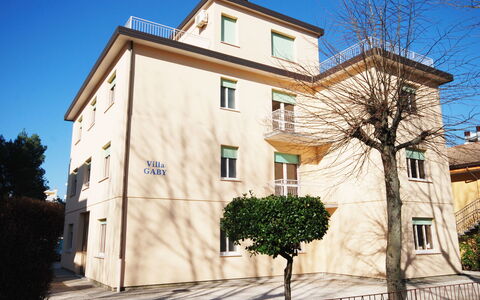 Villa Gaby: Cielo, Costruzione, Pianta, Finestra, Casa, Albero, Urban Design, Proprietà Del Materiale, Zona Residenziale