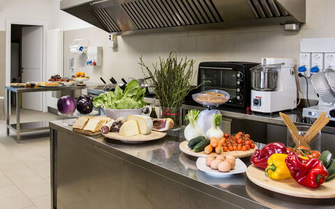 Futura: Cibo, Tavola, Controsoffitto, Cucina, Elettrodomestico, Dishware, Elettrodomestico Da Cucina, Interior Design, Ingrediente