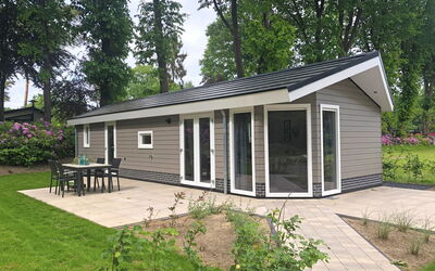 Recreatiepark Beekbergen 400.2: Proprietà, Casa, Casa, Costruzione, Villetta, Immobiliare, Architettura, Tetto, Albero, Raccordo